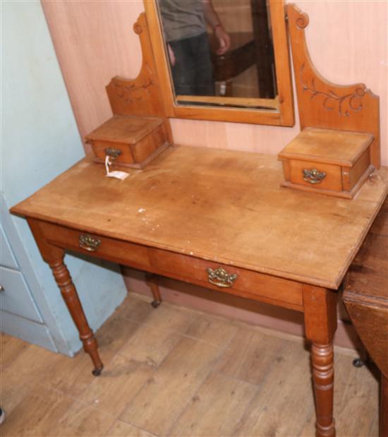 An Edwardian satin walnut dressing table W.99cm